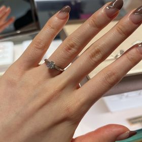 【ブルガリ(BVLGARI)の口コミ】 指輪のデザインとして、ダイヤモンドの留め具の高さが低く、半ばリングに…