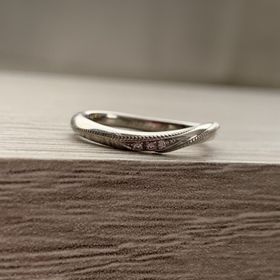 【エクセルコダイヤモンド(EXELCO DIAMOND)の口コミ】 色々なお店に行き、沢山の指輪を見ました。その中でもデザインが特徴的で…