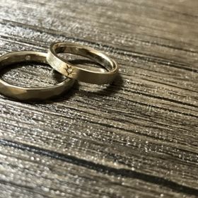 【garden handmade rings(ガーデンハンドメイドリング)の口コミ】 いろんなブランドがある中あれこれ検索して見て
自分たちの普段の服装や雰…