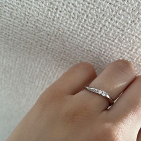 【銀座ダイヤモンドシライシの口コミ】 ダイヤが入っているデザインが良くて、３つ入っている指輪を選びました。…