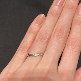 【銀座ダイヤモンドシライシの口コミ】 11月に発売したばかりの新作です。シンプルだけど少しデザイン性もありな…