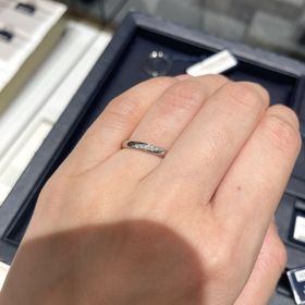 【ROYAL ASSCHER(ロイヤル・アッシャー)の口コミ】 ダイヤの配置や、指輪の幅など、自分の手にとても合っていてすごくお気に…