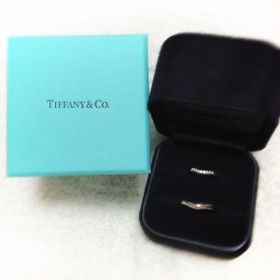 【ティファニー(Tiffany & Co.)の口コミ】 主人からもらった婚約指輪と重ね付けがぴったりな結婚指輪を探していまし…