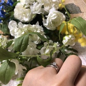 【銀座ダイヤモンドシライシの口コミ】 指が長く見えるようにV字タイプを選びました。付けてみた時に指が綺麗に見…