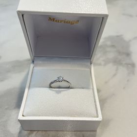 【Quand de Mariage(クワンドゥマリアージュ)】の口コミ S字カーブの指輪で、かつ横にダイヤが入っているものがよかったので、この...