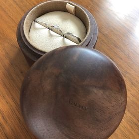 【COLANY(コラニー)の口コミ】 決め手は指輪のデザインとサイズ変更が50年間保証あることです。デザイン…