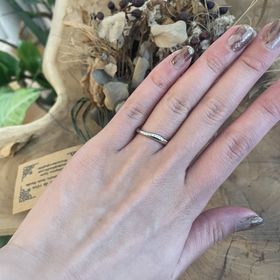 【Mariage ent(マリアージュエント)の口コミ】 斜めにダイヤが入っていて、キラキラしすぎなき結婚指輪を探していたとこ…