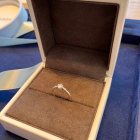 【Foulason(フレゾン)の口コミ】 結婚指輪と同時に購入したため、重ね付けがしやすい婚約指輪を選びました…