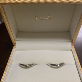 【ケイウノ ブライダル(K.UNO BRIDAL)の口コミ】 シンプルだけど、ワンポイントがあって手に馴染むものを探していて、イン…