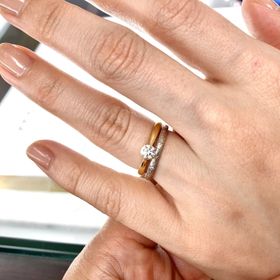 【都民共済(とみんきょうさい)】の口コミ 大きく綺麗なダイヤモンドのリングです。ゴールドの色味も黄色味が少なく重...