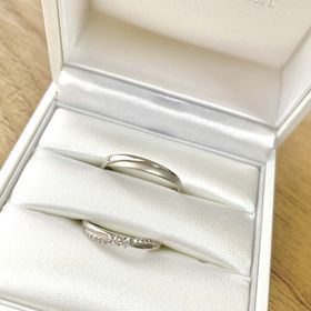 【STAR JEWELRY(スタージュエリー)の口コミ】 流れるようなデザインと、真ん中のダイヤが星形になっていることが決め手…