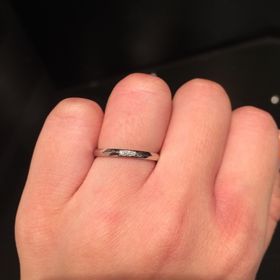 【ラザール ダイヤモンド(LAZARE DIAMOND)の口コミ】 毎日つける為、シンプルさを求めました。細身で少しウェーブがあり、手に…