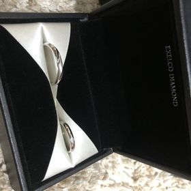 【エクセルコダイヤモンド(EXELCO DIAMOND)の口コミ】 1番はデザインで決めました。シンプルですが、センターにお花柄のようなデ…