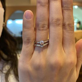 【ケイウノ ブライダル(K.UNO BRIDAL)の口コミ】 結婚指輪は、ミル打ちでかわいさとカジュアルなおしゃれを兼ね備えた指輪…