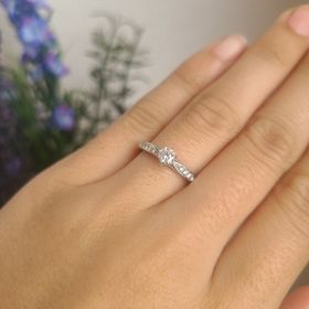 【Katamu(カタム)の口コミ】 素材はpt950で、鍛造製法です。
強い強度と滑らかなつけ心地が特徴的です…