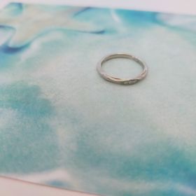 【ケイウノ ブライダル(K.UNO BRIDAL)の口コミ】 アリエルが好きなのと、婚約指輪と重ねずけもできることです。つけた感じ…