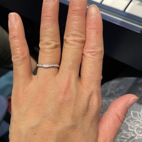 【銀座ダイヤモンドシライシの口コミ】 ハーフエタニティのVラインで探していて、今まで見てきた中で1番ダイヤモ…