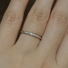 【ツインズキューピッド(Twins Cupid)の口コミ】 普通のエタニティやハーフエタニティのようなダイヤがまっすぐのデザイン…