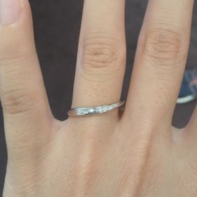 【HOSHI no SUNA 星の砂(ほしのすな)の口コミ】 指輪をつける向きによって自分にきらきらした面が見えるようにするのか、…