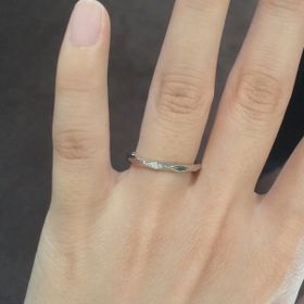 【AMOUR AMULET(アムール・アミュレット)の口コミ】 ダイヤはワンポイントでひかえめなのに、リングの方に面がたくさんあるた…