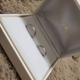 【PILOT BRIDAL(パイロットブライダル)の口コミ】 指輪のスタイルはvが希望でしたが、ストレートでも斜めにラインが入り、流…