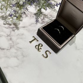 【アイプリモ(I-PRIMO)の口コミ】 指輪のデザインは、斜めになっているものを選びました。
ダイヤモンドが3…