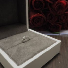 【BIJOUPIKO(ビジュピコ)の口コミ】 ダイヤが１つではなく両サイドにも着いているものがよかったため、またキ…