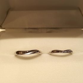 【KIRIYA BRIDAL(宝石の桐屋)の口コミ】 和のデザインが気に入り、こちらにしました。
女性用はVタイプで、着物の…