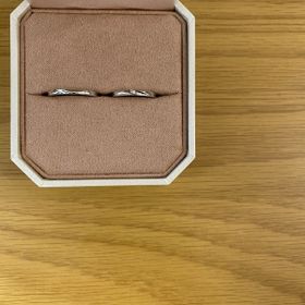 【TRECENTI(トレセンテ)の口コミ】 ストレートデザインですが、ウェーブのように彫ってあるデザインが可愛い…