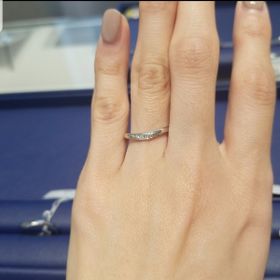 【銀座ダイヤモンドシライシの口コミ】 緩やかなV字がとても素敵で、指が長くきれいに見えます。V字が緩やかなの…