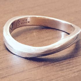 【杢目金屋(もくめがねや)の口コミ】 目立ちすぎるデザインじゃないけれど、なにかこだわったリングが欲しかっ…