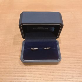 【銀座ダイヤモンドシライシの口コミ】 シンプルでつけ心地のよい指輪。
ストレートでなく、ゆるーくエッジも効い…