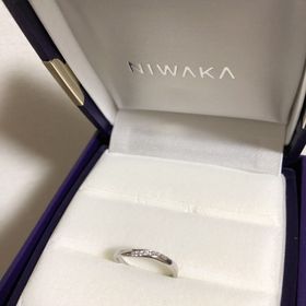 【俄(にわか)の口コミ】 このブランドにした1番の決め手は
NIWAKAの婚約指輪をもらったからです。
…
