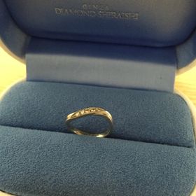 【銀座ダイヤモンドシライシの口コミ】 いろんな形の指輪をはめてみて、ウェーブの形が一番自分の指にしっくりと…