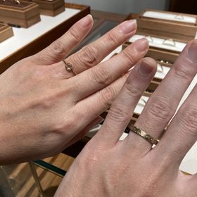 【ヒーミー(himie)の口コミ】 男性のものは
2種類の異なる素材(これはたしか金とプラチナ)
を織り合わせ…