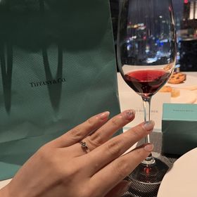 【ティファニー(Tiffany & Co.)の口コミ】 デザインにあまりこだわりはなく、シンプルな一粒ダイヤをお願いしており…