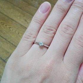 【銀座ダイヤモンドシライシの口コミ】 【婚約指輪　Ever after】
シンプルで一見王道なデザインですが、リング部…