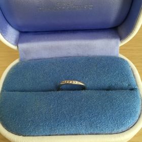 【銀座ダイヤモンドシライシの口コミ】 仕事柄あまり大きな石がついているデザインだと日常使いしにくいので、シ…