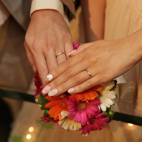 【4℃ BRIDAL(ヨンドシーブライダル)の口コミ】 婚約指輪を重ねたときに違和感ないものが良く、婚約指輪も4℃で購入したの…