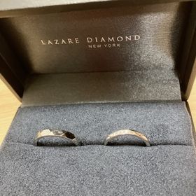 【ラザール ダイヤモンド(LAZARE DIAMOND)の口コミ】 1番の決め手は指輪自体のデザイン。
結婚指輪らしからぬスタイリッシュか…