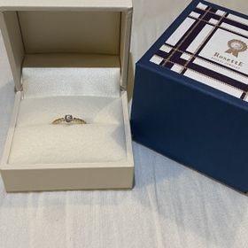 【RosettE(ロゼット)の口コミ】 デザインです。
あまり高い婚約指輪を望んでいなかったが、
デザインは自…