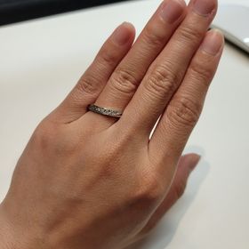 【ジュエリーシバタの口コミ】 1番の決めてはつけ心地と何年立っても飽きないデザインだからです。ダイヤ…