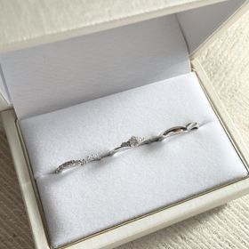 【宝寿堂(ほうじゅどう)の口コミ】 いただいた婚約指輪がVラインで、このVの形にぴったり合うエタニティリン…