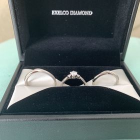 【エクセルコダイヤモンド(EXELCO DIAMOND)の口コミ】 指が長く見えるVラインがどちらの手にも似合ってて、シンプルさもありつつ…