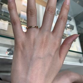 【L＆Co.(エルアンドコー)】の口コミ ピンクゴールドの結婚指輪です。少し細めのデザインで、シンプルですが、真...
