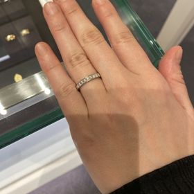 【BIJOUPIKO(ビジュピコ)の口コミ】 指輪全面にダイヤモンドの入った美しく高級感のあるデザインでした。
高級…