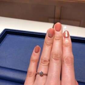 【銀座ダイヤモンドシライシの口コミ】 シンプルで着け心地の良さに惹かれました。
どのデザインの指輪を重ねずけ…