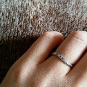 【ウィスプ(WISP)の口コミ】 少しでも指が長く見えるように湾曲しているデザインが好みでした。日常的…