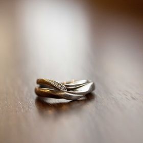 【俄(にわか)の口コミ】 指輪のデザインがV字で気に入った。
裏に刻印（日にち、名前、裏側のダイ…