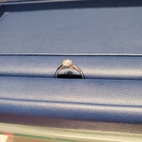 【銀座ダイヤモンドシライシの口コミ】 ダイヤのカラット数が大きいのに、値段が抑えめだったところが決め手でし…